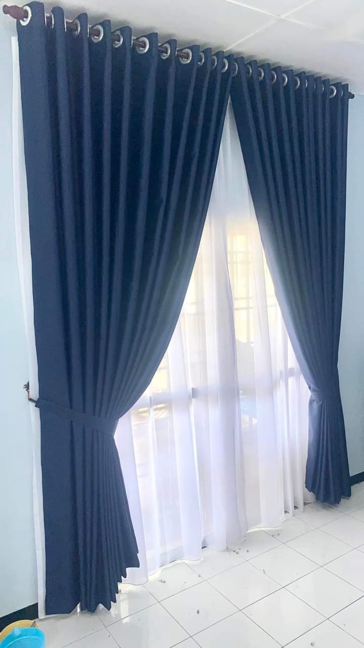 Langsir elegan di ruang tamu moden